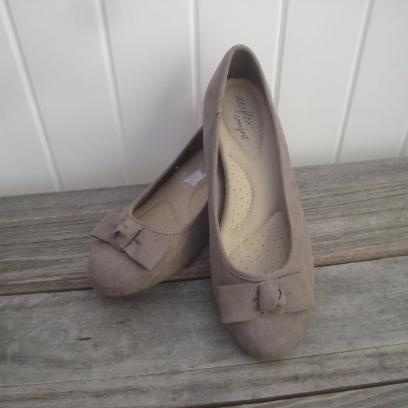 Dexflex Comfort Taupe Faux Suede Flats with bows 10W - Picture 8 of 8